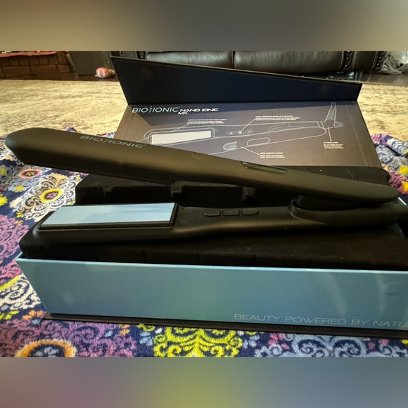 Bio Ionic One pass Flat Iron. 1 inch Silicone plates. Used maybe 5-6 times - Picture 5 of 9